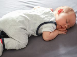 مخاطر نوم الرضيع على بطنه