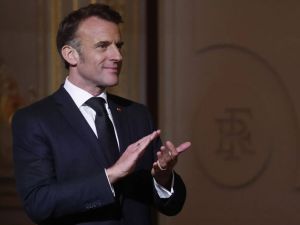 فرنسا تطرد 12 موظفاً رداً على إجراءات الجزائر