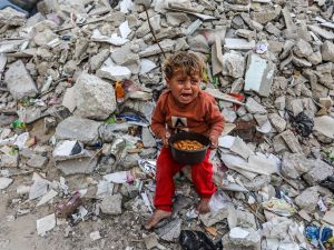 أفادت وكالة الأمم المتحدة لغوث وتشغيل اللاجئين الفلسطينيين "الأونروا"، اليوم الأحد، بأن قطاع غزة يحتاج 500 إلى 600 شاحنة مساعدات كل يوم