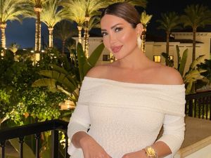 إطلالة نسرين طافش بفستان أبيض أوف شولدر في مصر
