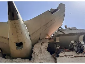 ذيل الطائرة الهندية فوق نزل لكلية الطب
