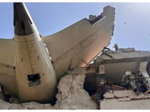 ذيل الطائرة الهندية فوق نزل لكلية الطب