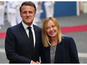  رئيسة وزراء إيطاليا جورجيا ميلوني والرئيس الفرنسي إيمانويل ماكرون