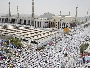 حُجِّاج بيت الله الحرام يتوافدون إلى مشعر منى