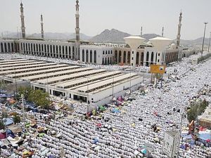 حُجِّاج بيت الله الحرام يتوافدون إلى مشعر منى