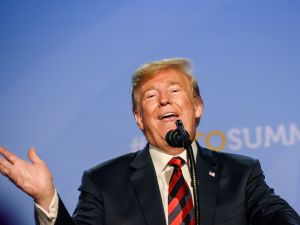 قال الرئيس الأميركي دونالد ترامب إن واشنطن ستسعى للحصول على التزام من طهران بإنهاء طموحاتها النووية في محادثات مع مسؤولين إيرانيين الأسبوع المقبل، ولم يستبعد تخفيف بعض العقوبات المفروضة على إيران في المرحلة المقبلة.  واعتبر ترامب أن قراره استهداف مواقع نووية إيرانية بقنابل ضخمة خارقة للتحصينات يوم الأحد الماضي أنهى الحرب، واصفا الأمر بأنه "انتصار للجميع"، ومؤكدا أن المواقع المستهدفة تعرضت لأضرار "جسيمة جدا" و"تدمير تام".