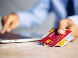 البطاقات الإلكترونية "مهرب دولار"