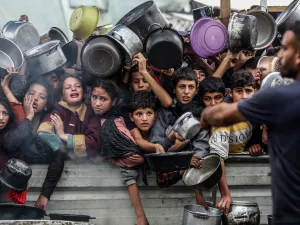 24 قتيلاً ومئات الجرحى بقصف وإطلاق نار إسرائيلي قرب مركز مساعدات غرب رفح