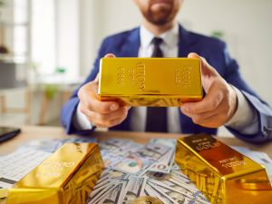 الذهب يتراجع إلى أدنى مستوى في شهر مع انحسار التوتر التجاري بين أمريكا والصين
