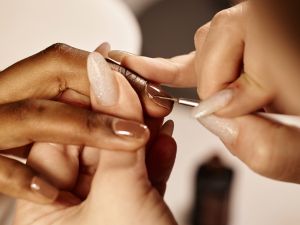 طرق العناية بالأظافر بعد إزالة المانيكير الجل