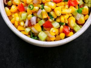 طريقة تحضير سلطة الذرة والخيار