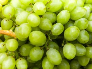 كم عدد حبات العنب المسموح بها يومياً؟