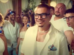 Egyptian singer Amr Diab was seen in the ad wearing a white "Off-White" T-shirt with a car print on the upper left side. 