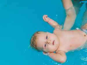 10 نصائح للأمهات لحماية الأطفال قبل نزول حمام السباحة