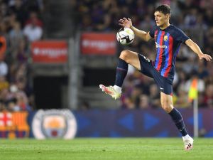 بأمر رونالدو: النصر يسعى لخطف مدافع برشلونة كريستنسن