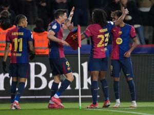 أزمة الرواتب في برشلونة تُهدد ببقاء ليفاندوفسكي
