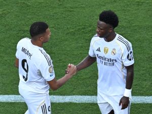 ريال مدريد يدرس اتخاذ إجراءات ضد مبابي وفينيسيوس بسبب التخاذل الدفاعي