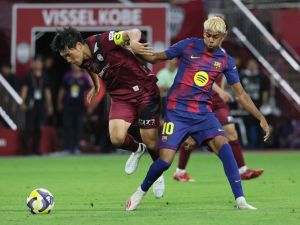 شكاوى من لاعبي برشلونة بسبب جودة القمصان الجديدة في جولة آسيا