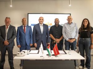 المركزية تويوتا تدعم عبد السلام العجارمة في رحلته نحو المونديال على متن تويوتا لاند كروزر برادو