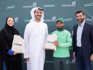 وزير الاقتصاد والسياحة الإماراتي يدعم موظفي التوصيل في محطات الاستراحة التابعة لـ"كريم"