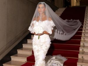 الدكتورة يومي بفستان زفاف من توقيع دار Dolce & Gabbana
