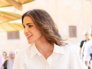 الملكة رانيا تتوهج باللون الأصفر في مدينة السلط