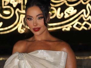 هيا كرزون تخطف الأنظار بإطلالة مطرزة بنقوش الزهور في عقد قرانها