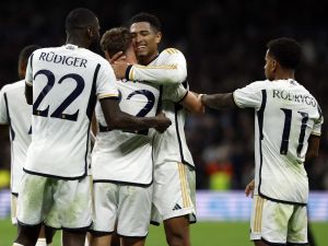 تشيلسي ومانشستر يونايتد يتنافسان على ضم نجم ريال مدريد السابق نيكو باز