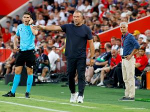 فليك يدرس تعديلًا مهمًا في وسط برشلونة أمام ليفانتي