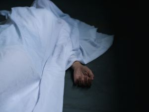 جثة امرأة مجهولة الهوية، مقيدة بسلاسل خرسانية