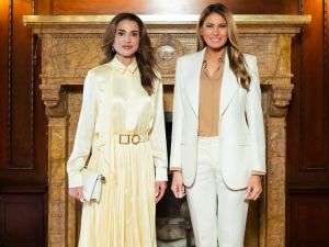 الملكة رانيا تتألق بفستان ناعم بالأصفر الزبدي خلال زيارتها للولايات المتحدة