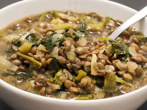 شوربة العدس مع السبانخ