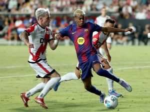 فليك يطالب بالتحسن بعد تعادل برشلونة مع رايو فاييكانو