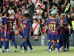 ألتراس رايو فاييكانو يمنع لاعبي برشلونة من إهداء قمصانهم للجماهير