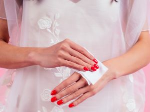 عروس الخريف... طرق علاج جفاف اليدين وتشققها
