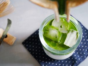 فوائد تمرير مكعبات ثلج الماتشا على الوجه