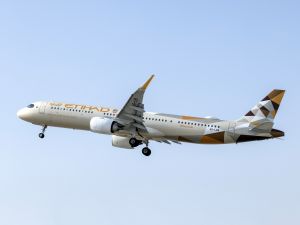 الاتحاد للطيران تحقق إنجازًا بارزًا بوصولها إلى 300 رحلة ركاب يوميًا