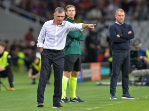 مدرب أولمبياكوس ينفجر غضبًا ضد التحكيم بعد سداسية برشلونة