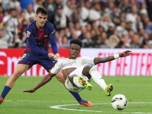 برشلونة بدون بيدري: تحدٍ جديد يواجه هانزي فليك وخيارات محدودة