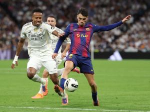 بعد طرده في الكلاسيكو.. إصابة عضلية تبعد بيدري عن 3 مباريات حاسمة