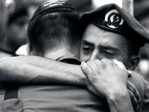 لا تفوت: مشاهد لانتشال رفات الجنود من قلب الأنفاق