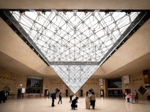 أحدهما كان متجهاً إلى الجزائر، القبض على مشتبه بهما في سرقة متحف اللوفر