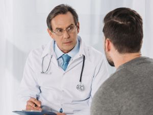 كيف يمكن للأصدقاء والعائلة دعم الرجال في فحص صحتهم؟