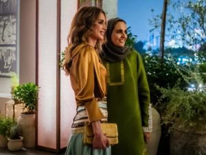 الملكة رانيا تتألق بإطلالة تجمع بين الفخامة الشرقية والعصرية في الدوحة