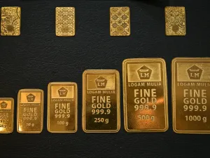 Gold jumps 2% to two-week high as weak U.S. data fuels Fed rate cut bets