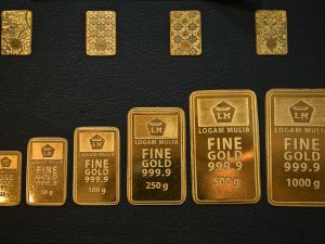 Gold jumps 2% to two-week high as weak U.S. data fuels Fed rate cut bets