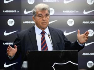 لابورتا يكشف تفاصيل زيارة ميسي المفاجئة لملعب "كامب نو"