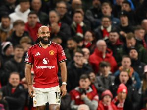 مبويمو اختار مانشستر يونايتد رغم عروض من أربعة أندية كبرى