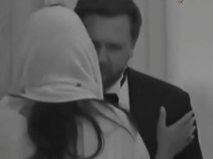 فانس يستأذن ريما بنت بندر قبل قبلة ترحيب دبلوماسية