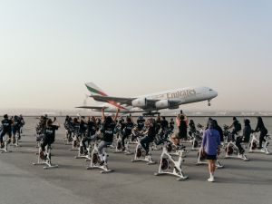 مدرج مطار دبي الدولي يتحوّل مجدداً إلى مضمارٍ رياضي بالتعاون مع "كرانك"